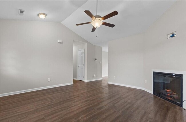 Building Photo - 1595 Rossmore Dr
