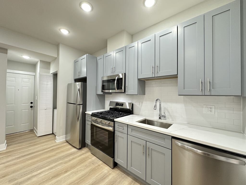 Building Photo - 431 W Belden Ave