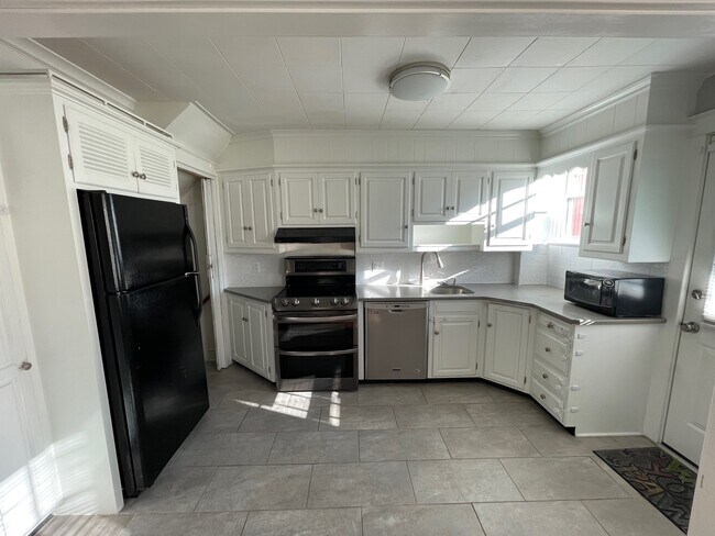 Building Photo - 714 3rd St