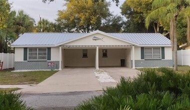 Building Photo - 1 Bedroom 1 Bath 1/2 Duplex