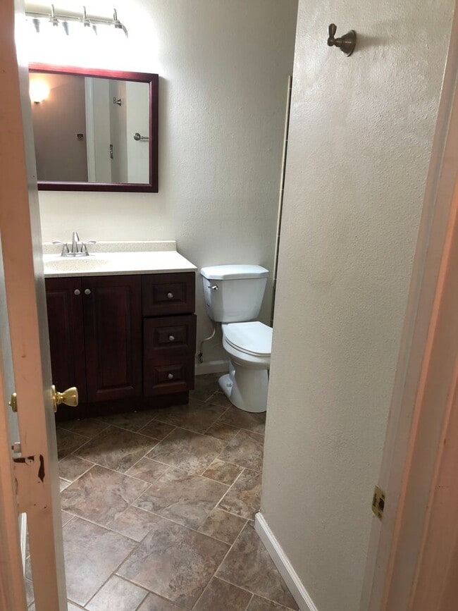 Building Photo - Charming 3 Bed 2 Bath!