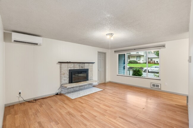 Building Photo - 744 W Marcy Ave