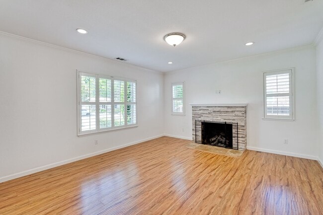 Building Photo - 1940's Quaint 2 Bedroom Single Story Home off of Hedding Street with Modern Amenities & Great Bac...