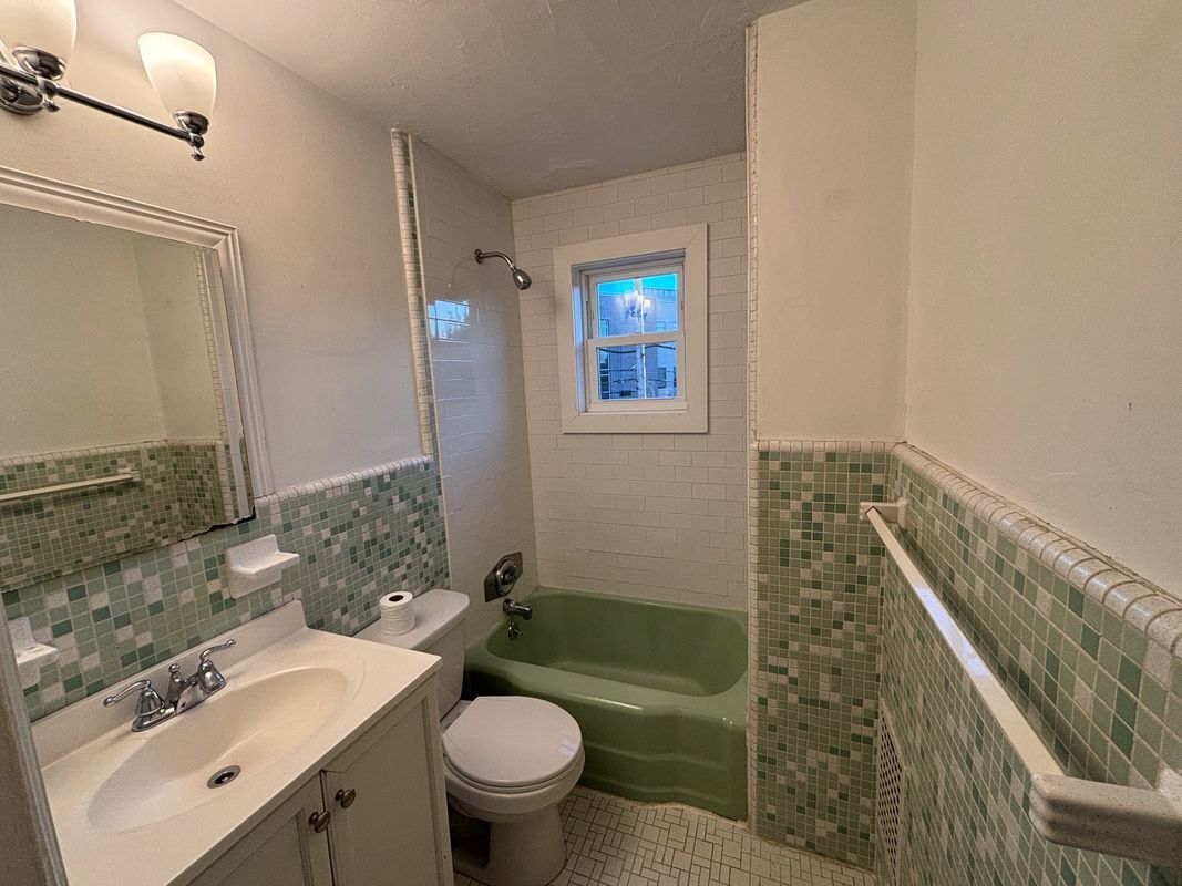 Building Photo - 706 W Railroad Ave