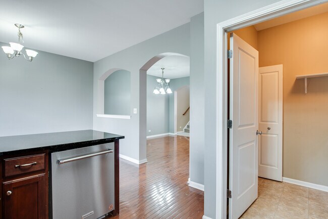 Building Photo - 417 Plaza Pl