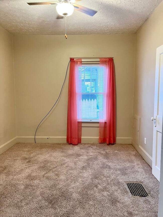 Building Photo - Charming 3-Bedroom Home with Garage & Fenced Yard!