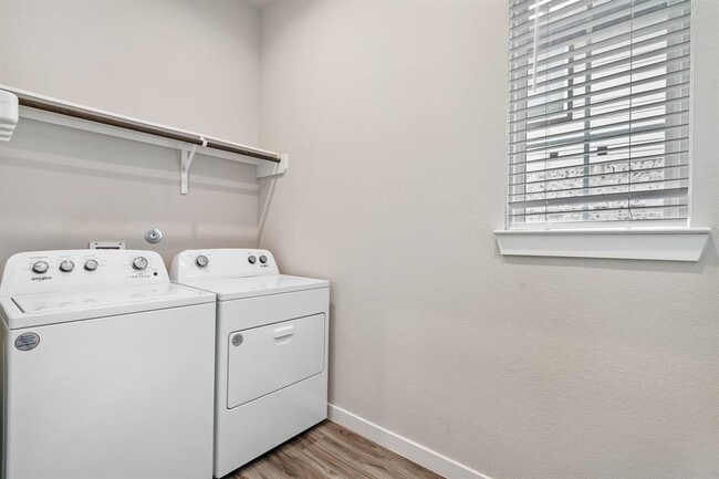 Building Photo - 14261 Lake Lodge Dr