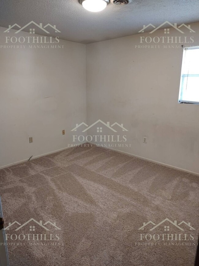 Building Photo - 105 Teakwood Dr