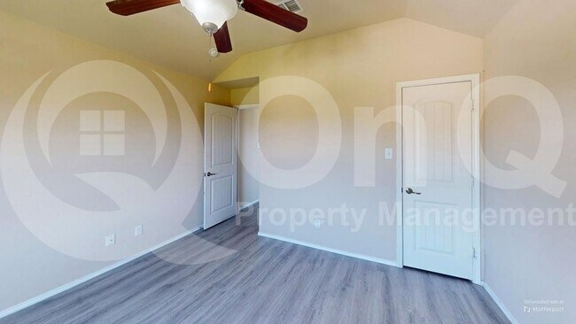 Building Photo - 400 Plum Ct