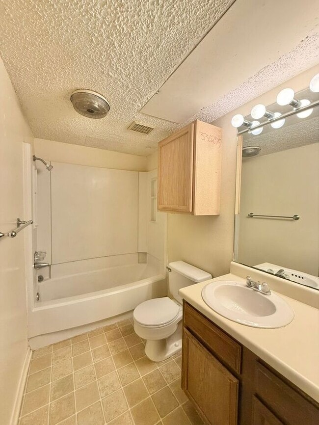 Building Photo - 1 Bed 1 Bath, Upstairs Apartment Unit at Heritage West!