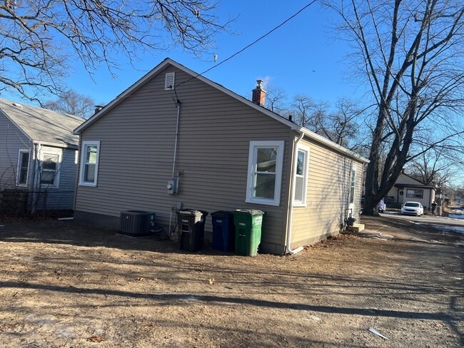 Building Photo - 2 Bedroom House for Rent in Lake Station