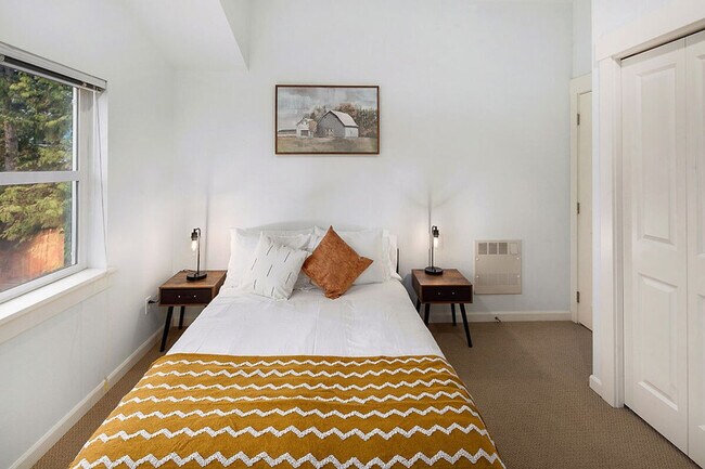 Building Photo - 1220 Aurora Ave N