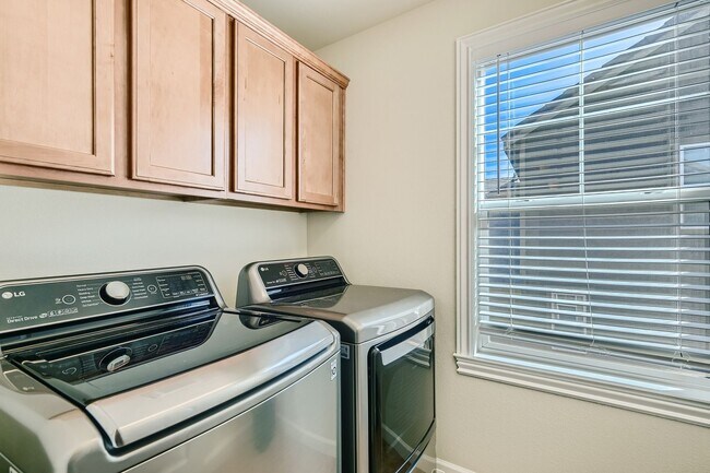 Building Photo - Furnished 4 Bedroom in Anthem Highlands