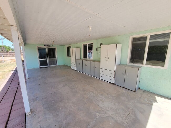 Building Photo - Beautiful 3 Bed, 3 Bath Home in El Centro!