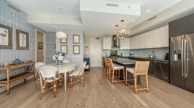 Building Photo - 635 S Orange Ave