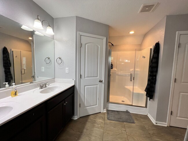 Building Photo - 3 bedroom home in Portmsouth