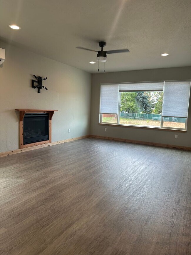 Building Photo - Beautiful 3BR/2BA Two-Story Home with Gara...