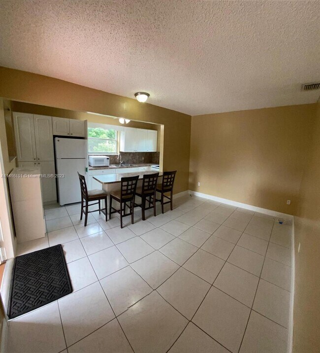 Building Photo - 671 E 59th St