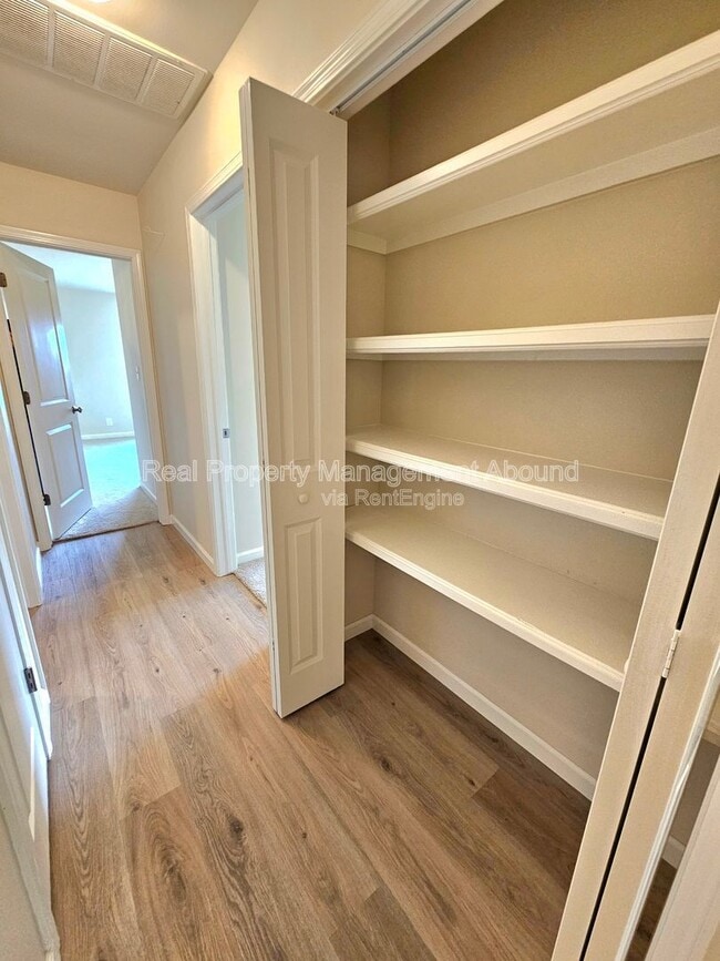 Building Photo - 1611 N Hickory Ave