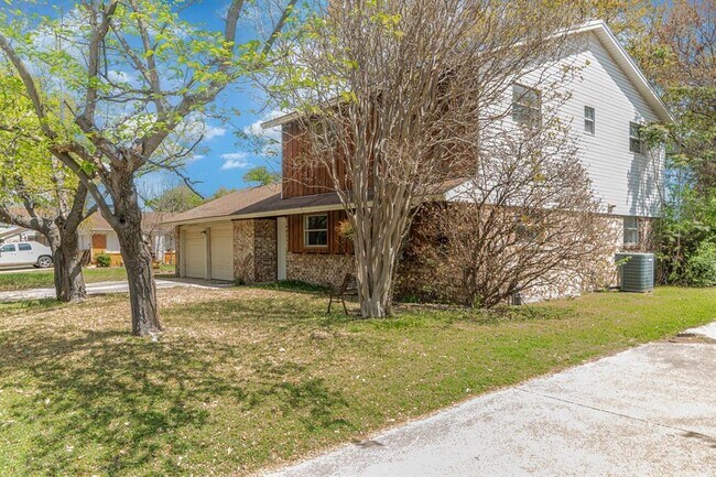 Building Photo - 405 Steeple Ridge Rd