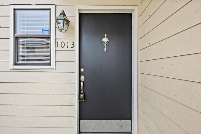 Building Photo - 3/2 townhouse at the Rez!