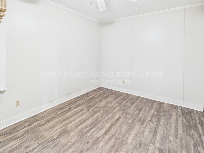 Building Photo - 15 Hayfield Ln