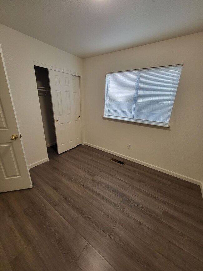 Building Photo - 246 E Gardengate Way