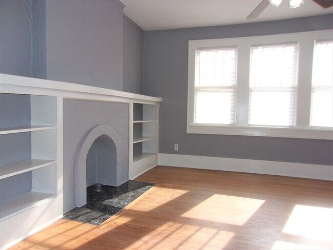 Building Photo - 1 BED 1 BATH 1 CAR DETACHED GARAGE CRESTWO...