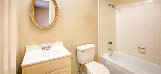 Building Photo - 6901 Sandybrook Dr