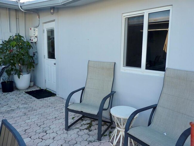 Building Photo - 1433 SE 5th Ct