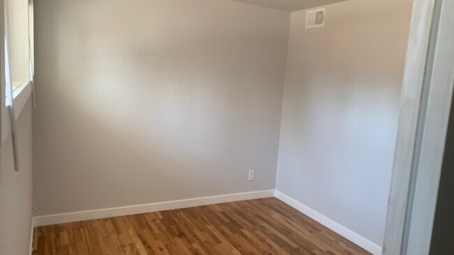 Building Photo - 2615 Meadowlark Ln