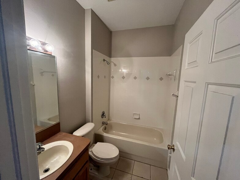 Building Photo - 811 Coade Stone Dr
