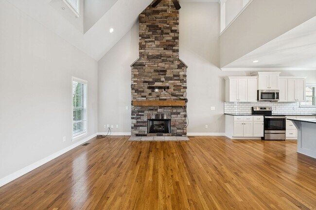 Building Photo - Welcome home to this beautifully maintaine...