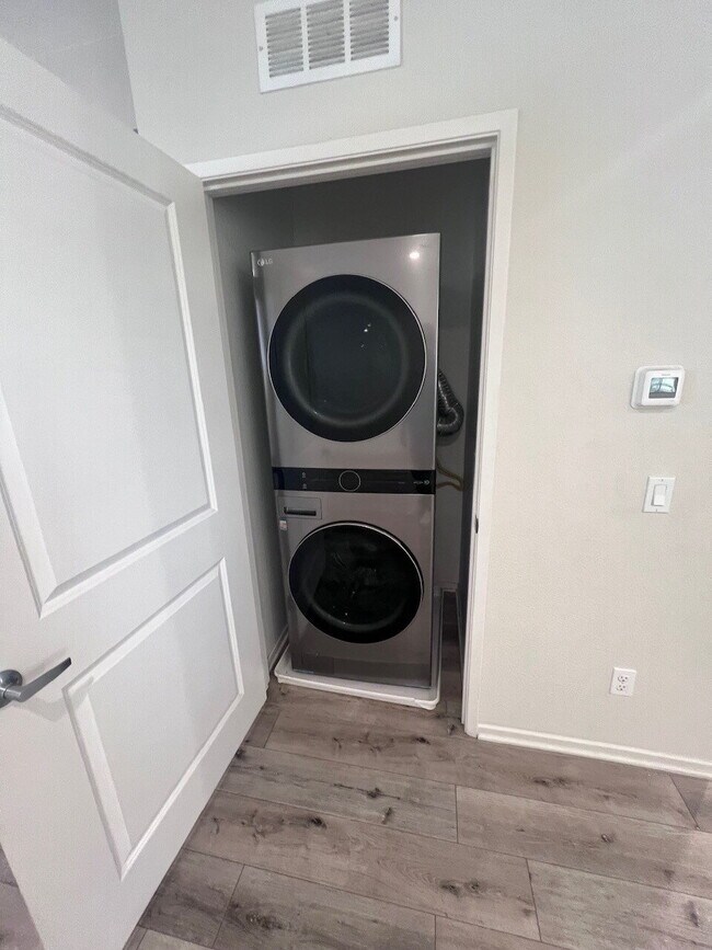 Building Photo - Gorgeous Like-New 4BD/3.5BA Oceanside Townhome! Bright & Airy Open Floor Plan, Stainless Applianc...