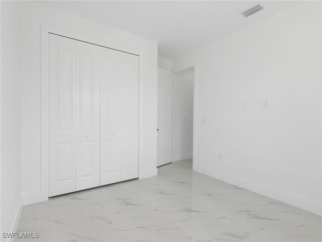 Building Photo - 1119 Earhart St E