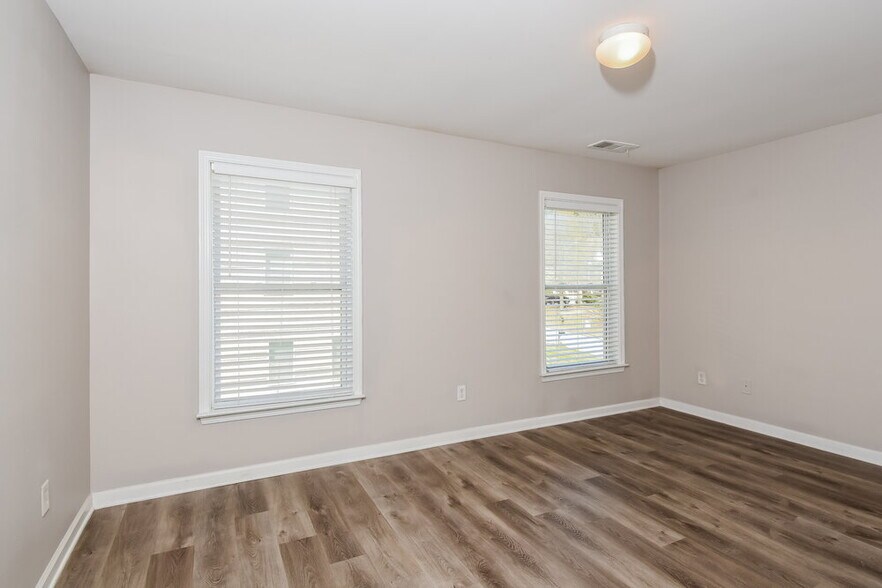 Building Photo - 227 Oakbridge Dr