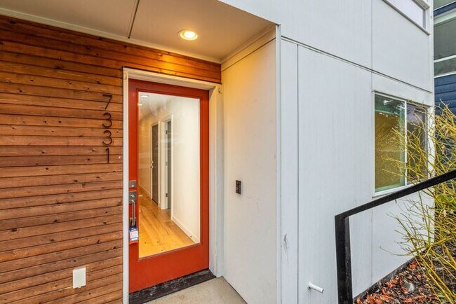 Building Photo - Fresh, Air-Conditioned Standalone Townhome in Coveted Lincoln Park