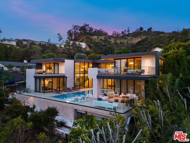 Building Photo - 9255 Swallow Dr