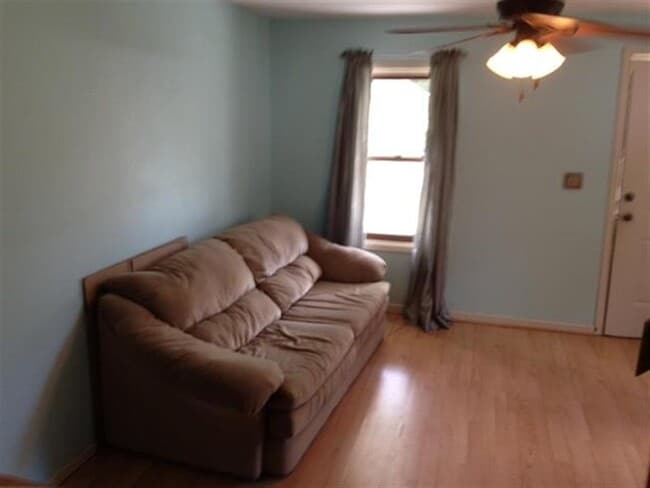 Building Photo - Cute 2 Bedroom House
