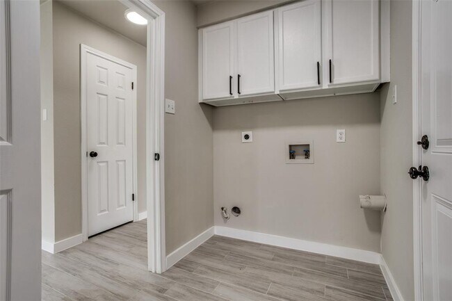 Building Photo - 517 Dusty Leather Ct
