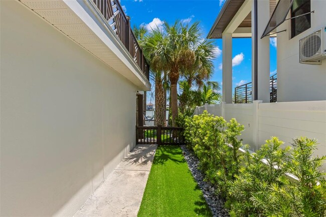 Building Photo - 819 Bay Esplanade