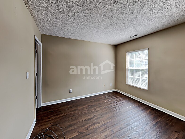 Building Photo - 116 N Honey Springs Ave