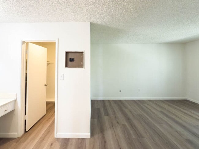 Building Photo - 2 BEDROOM 2 BATH CONDO IN GATED COMMUNITY ...
