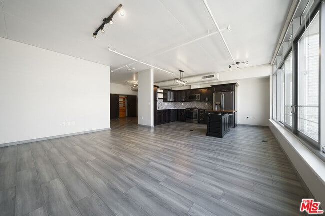 Building Photo - 1100 S Hope St