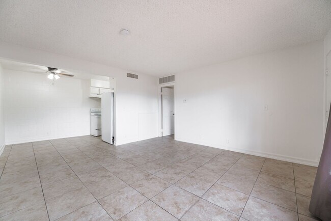 Building Photo - 1 Bedroom Downstairs  Condo Unit Near the ...