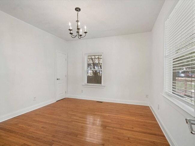 Building Photo - 3 Bedroom/2 bath house close to Optimist H...