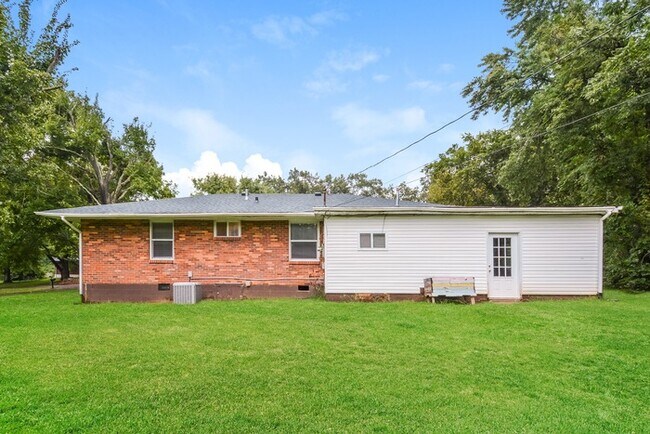 Building Photo - 3 Bedroom in Clarksville!