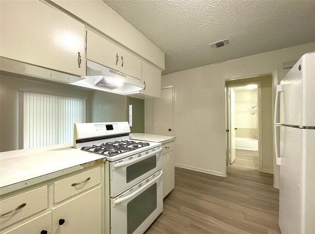 Building Photo - 904 N Meadows Dr