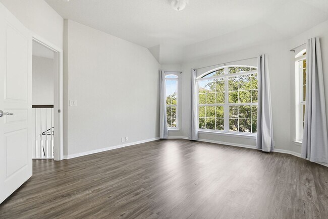 Building Photo - BEAUTIFUL 5 BEDROOM AND 3 BATH!!