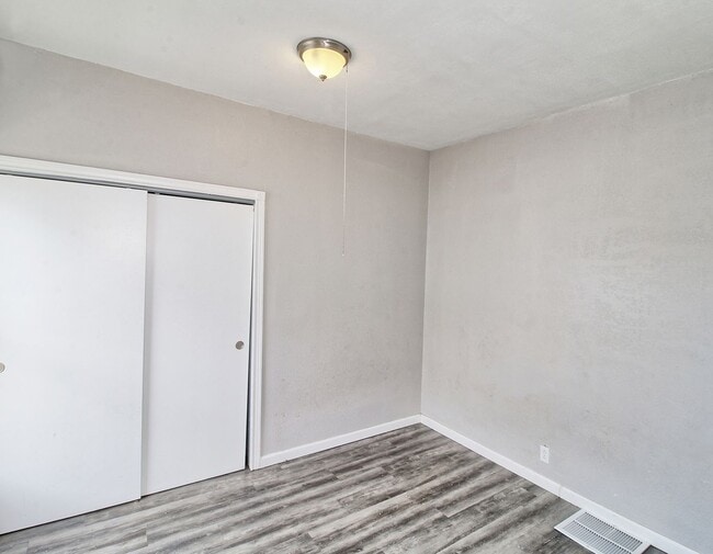 Building Photo - 5 Bed 2 Bath Home Close to Downtown GJ!